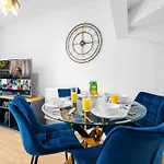 Luxury 4 Bed House With En-Suite, Games Room, Bbq, On-Site Parking By Azura Nights